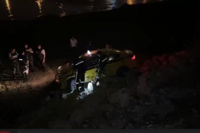 El vehículo quedó en medio de la oscuridad cerca del río.