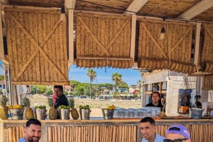 Lionel Messi, Ángel Di María y Nicolás Otamendi disfrutaron de una parrillada en la playa de  Barcelona.
