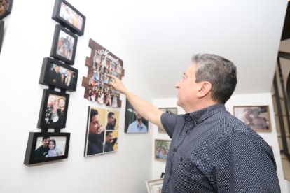 Con nostalgia, Jaime Fernando Villagómez Barreiro observa las fotografías de los momentos vividos de su hijo mayor.