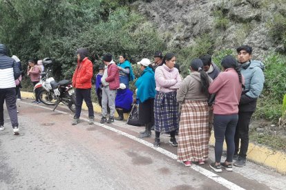 Los ocupantes del bus se ayudaron entre ellos hasta que llegaron los paramédicos.
