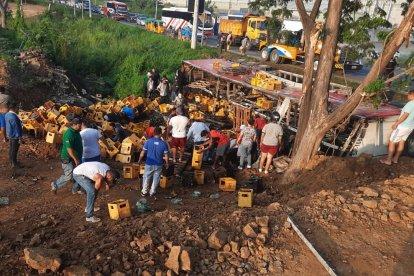 Los que pasaban por la vía aprovecharon para llevarse su jaba con cervezas. El camión quedó virado a un costado de la calle.