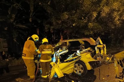 Cortando partes del carro con equipos especializados, bomberos procedieron a sacar los cuerpos.
