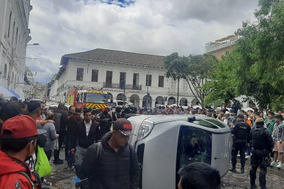 Ciudadanos en Cuenca intentaron quemar un auto.