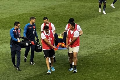 Piero Hincapié fue sustituido en el amistoso contra Bolivia por un dolor en su pie derecho.