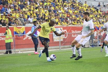 El volante Moisés Caicedo fue el encargado de generar las jugadas para los delanteros, pero no encontró espacios para poder filtrar pases para los delanteros.