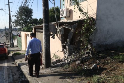 Parte de la pared frontal del inmueble quedó destruida tras el impacto del carro.