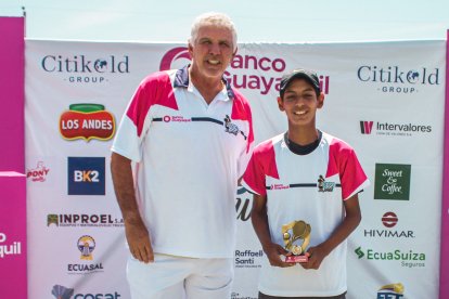 Andrés Gómez, organizador del torneo, junto al campeón, Fernando González.