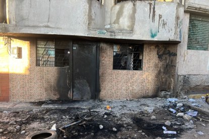 Los restos del incendio y desmanes ocurridos la noche del domingo en el Comité del Pueblo se evidenciaron este lunes.