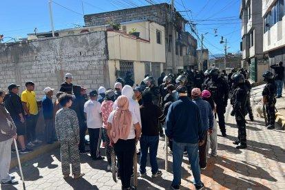 Uniformados dialogaban con habitantes del Comité del Pueblo, en Quito.