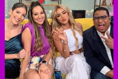 Andreina Bravo junto a los presentadores del programa Jelou Live, en ciudad de Panamá.