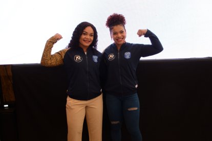 Neisi Dajomes (i) y Angie Palacios (d) con los nuevos uniformes para los deportistas que forman parte del Plan de Alto Rendimiento.