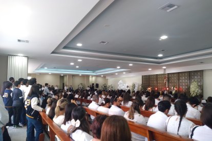 Alumnos de dos planteles del Puerto Principal les dieron el último adiós a los hermanos Bosco y Vinicio.