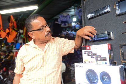 En su puesto, que mide un metro por un metro y medio, pone desde salsa hasta pasillos.