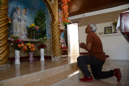 José Sangucho era un adolescente cuando la imagen empezó a dibujarse sobre el tronco. Hoy tiene 64 años.