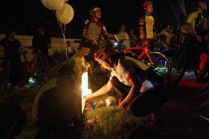 El sitio de ofrenda fue llenado de velas por las personas que acudieron a la cita.