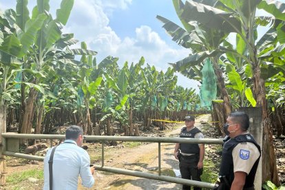 El cuerpo del adolescente quedó encima de la motocicleta que conducía.