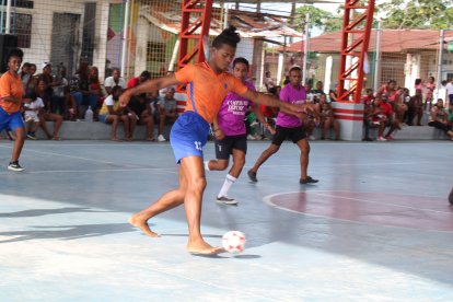 Cheverri, del equipo de Rioverde, le puso color a la jornada al jugar todos los partidos sin zapatos.