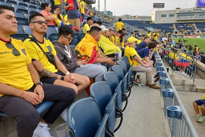 Hinchas de Ecuador a la espera del partido ante Costa Rica.