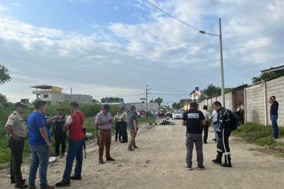 Sobre una motocicleta quedó el cuerpo del delincuente que fue abatido por un policía.

Muerto.