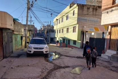 La gente camina con temor por la calle Joaquín Pareja.