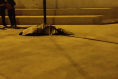 El cadáver del sospechoso quedó en la cancha de Huambaló.