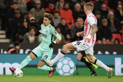 Jeremy Sarmiento (izq.), jugador del Brighton inglés.