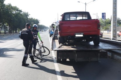 En esta camioneta roja viajaba la mujer que fue rozada por el vehículo Chevrolet Sail. El carro fue llevado en una grua al Centro de Retención Vehicular.