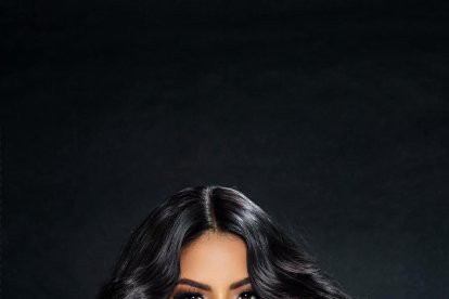 Se dio a conocer por su relación con el youtuber Felipe Crespo.