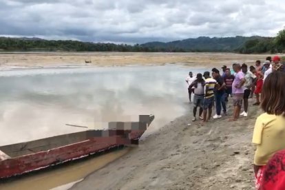 El cuerpo fue trasladado desde el islote hasta la orilla.