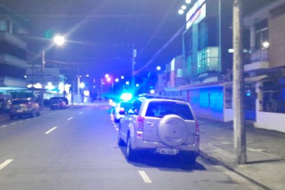 Al establecimiento de salud acudieron policías luego de conocer que allí se produjo un estallido.