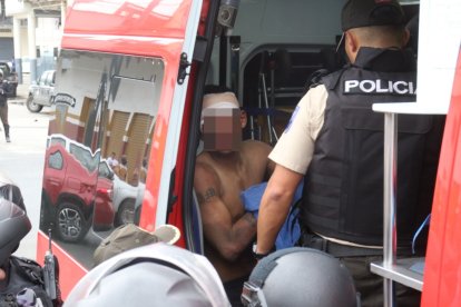 El detenido recibió los primeros auxilios en el sitio y luego fue llevado al hospital Bicentenario.