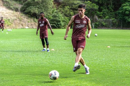 PRÁCTICA DE LOS JUGADORES EN LA CANCHA |