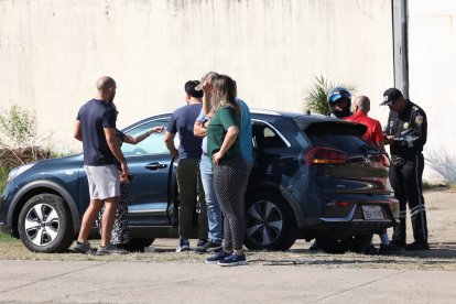 El padre e hijo de las víctimas rodeado de sus seres queridos.