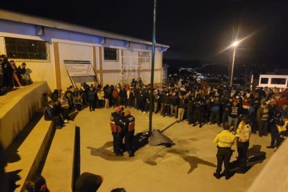 Los comuneros atraparon a un sospechoso, le dieron golpes y lo ataron a un poste de energía eléctrica en las canchas de usos múltiples.