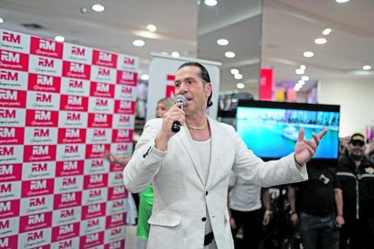 El actor colombiano deleitó al público y a los clientes de las tiendas de ropa RM.