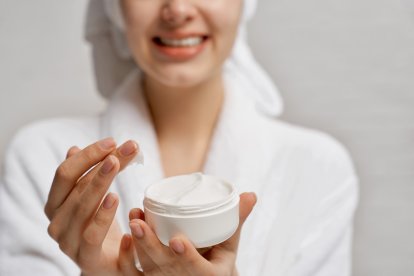 Aunque es muy común hacerlo, lo mejor es no meter los dedos en la crema para evitar las bacterias.