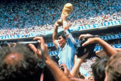 Diego Maradona alzando la copa en el Mundial 1986.