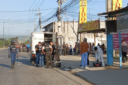 Una unidad móvil de Medicina Legal llegó a la zona para retirar el resto humano.