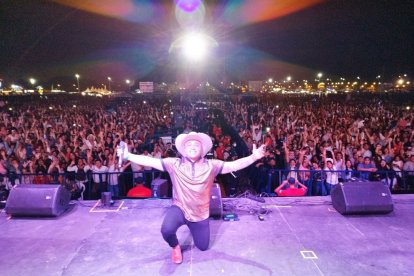 Después de tantas peripecias, Jefferson Correa cantó sus temas de despecho en Machala, como telonero de Jessi Uribe.