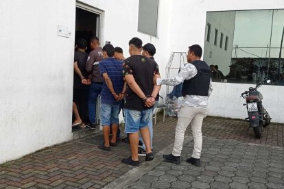 Los agentes arrestaron a los sospechosos y decomisaron varias armas de fuego.