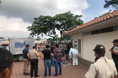 El asesino llegó en un carro blanco, se bajó y avanzó a pie hacia su víctima.