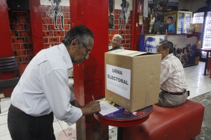 Hasta las 13:00 de este jueves, los 21 socios de la Asociación de Arrendatarios y Propietarios del barrio Salinas ejercieron su derecho al voto con normalidad.