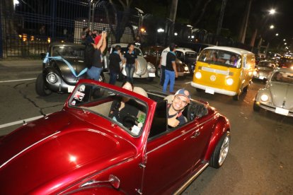 El recorrido tuvo una parada en la avenida Malecón para que los vehículos sean exhibidos al público.