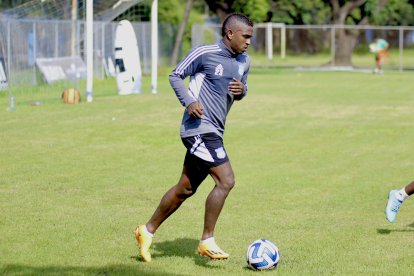Miller Bolaños entrenando para enfrentar a Danubio.