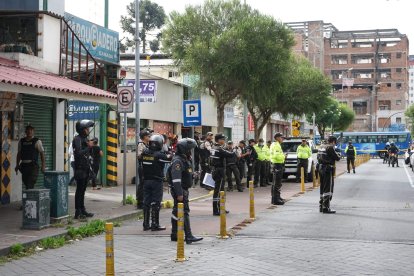 Agentes policiales llegaron al sitio para levantar indicios