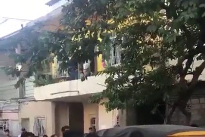 Momento en el que familiares y moradores subían a la víctima a una tricimoto para su traslado a un hospital.