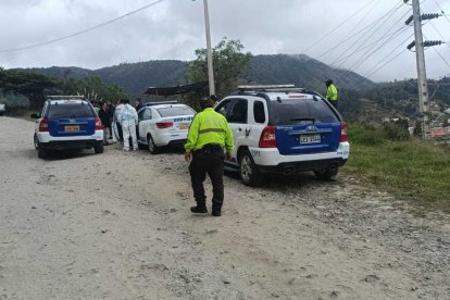 Luego que el fiscal de turno dispuso el levantamiento, movilizaron el cadáver que estaba a un costado de la carretera.