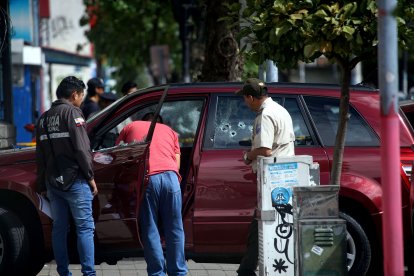 Los agentes de Criminalística levantaron cinco indicios balísticos en la escena. La víctima tiene 36 años.