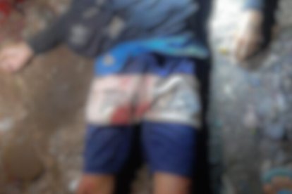 El cuerpo quedó tendido sobre un camino pedregoso