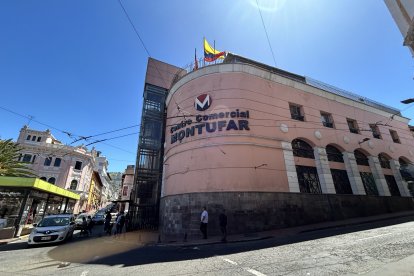 El imponente edificio del centro comercial Montúfar, ubicado en las calles Mejía y  Montúfar.